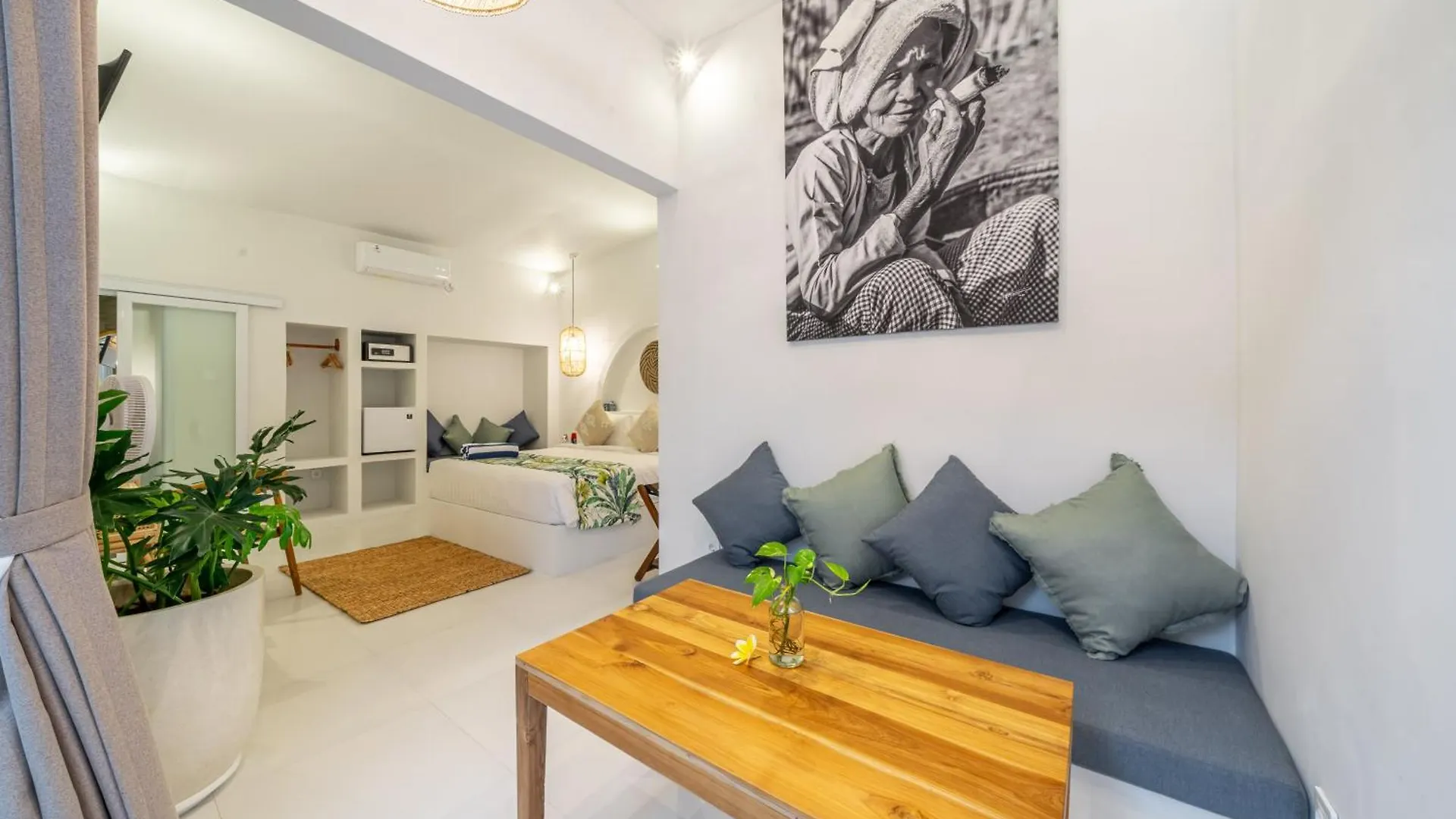The Hepburn Stylish Single Room Guesthouse With Shared Pool 900M From Seminyak Beach Indonesia