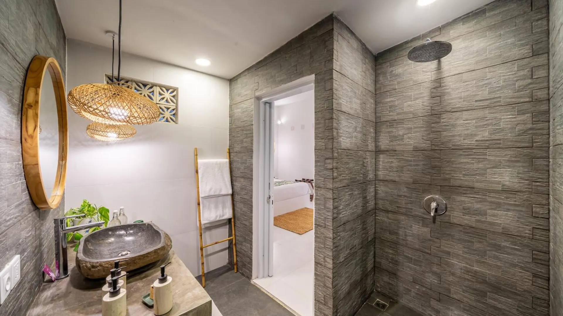 The Hepburn Stylish Single Room Guesthouse With Shared Pool 900M From Seminyak Beach
