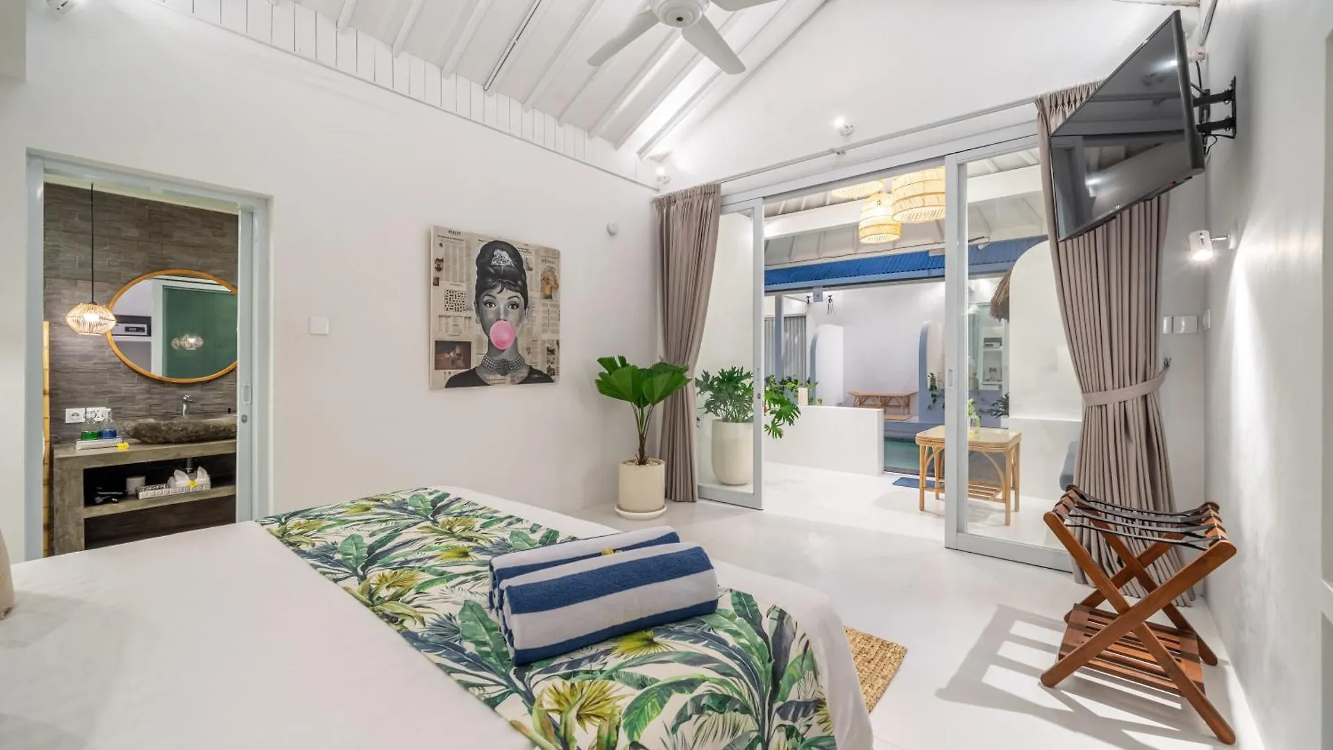 The Hepburn Stylish Single Room Guesthouse With Shared Pool 900M From Seminyak Beach Guest house