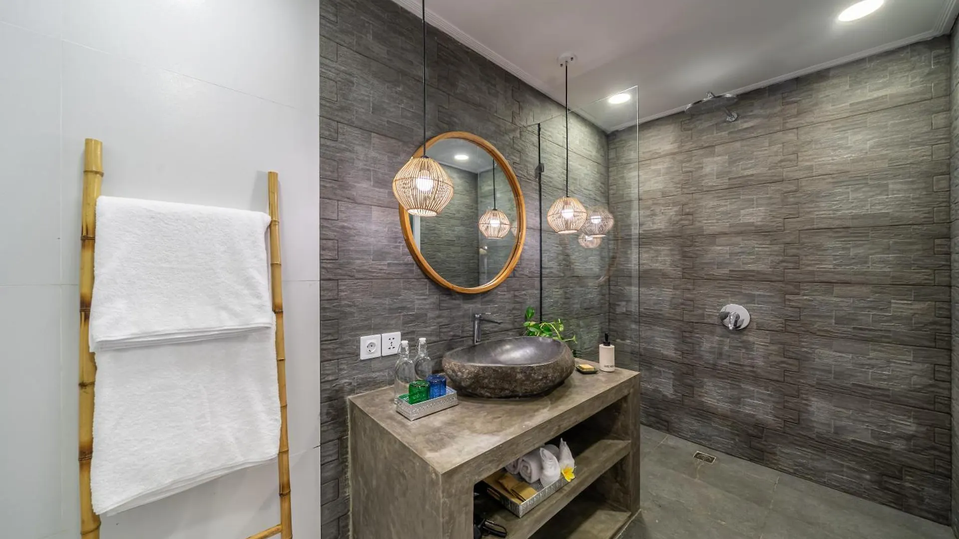 The Hepburn Stylish Single Room Guesthouse With Shared Pool 900M From Seminyak Beach Seminyak (Bali)