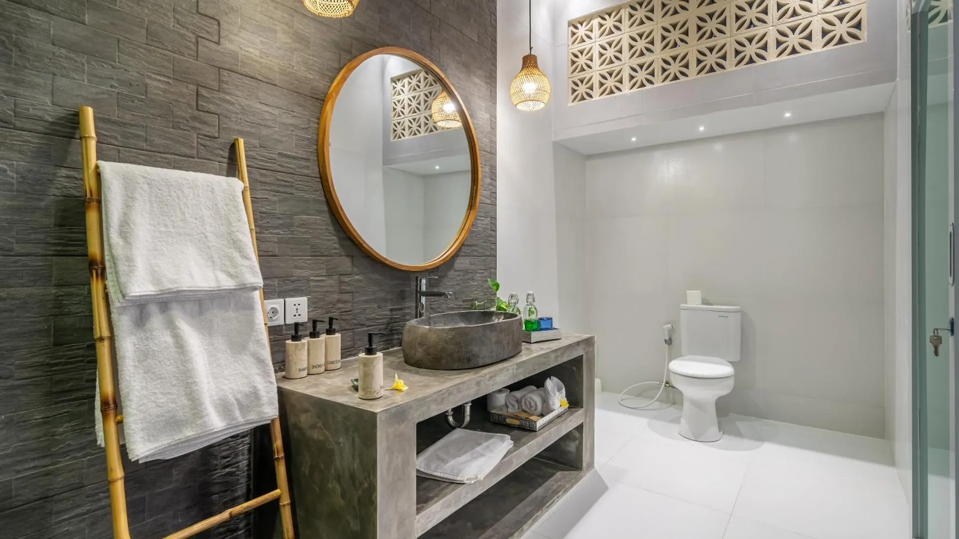 The Hepburn Stylish Single Room Guesthouse With Shared Pool 900M From Seminyak Beach Indonesia