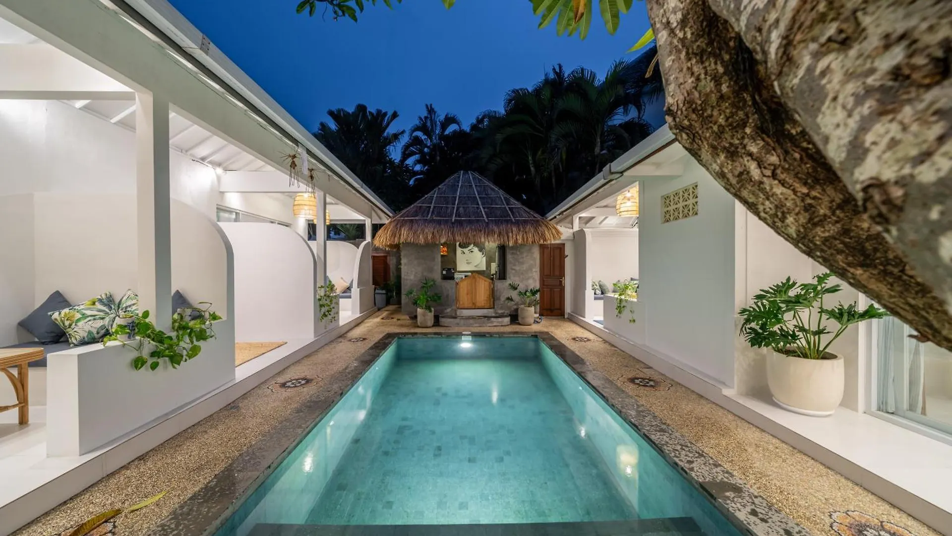 Guest house The Hepburn Stylish Single Room Guesthouse With Shared Pool 900M From Seminyak Beach Indonesia