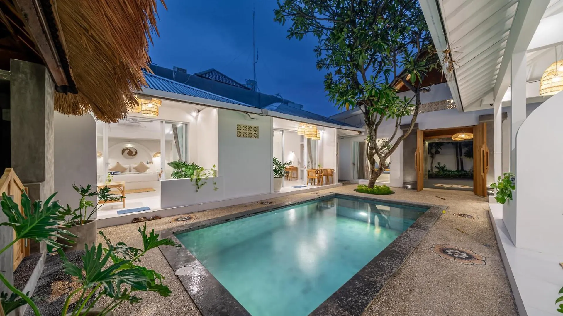The Hepburn Stylish Single Room Guesthouse With Shared Pool 900M From Seminyak Beach