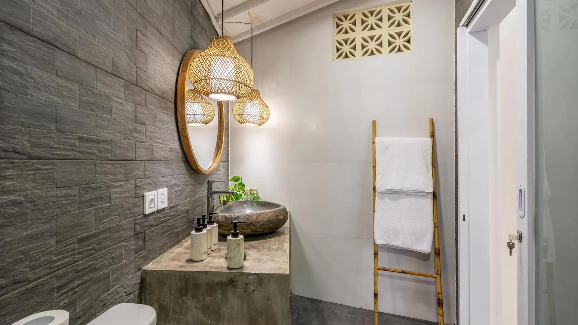 The Hepburn Stylish Single Room Guesthouse With Shared Pool 900M From Seminyak Beach 0*, Seminyak (Bali)