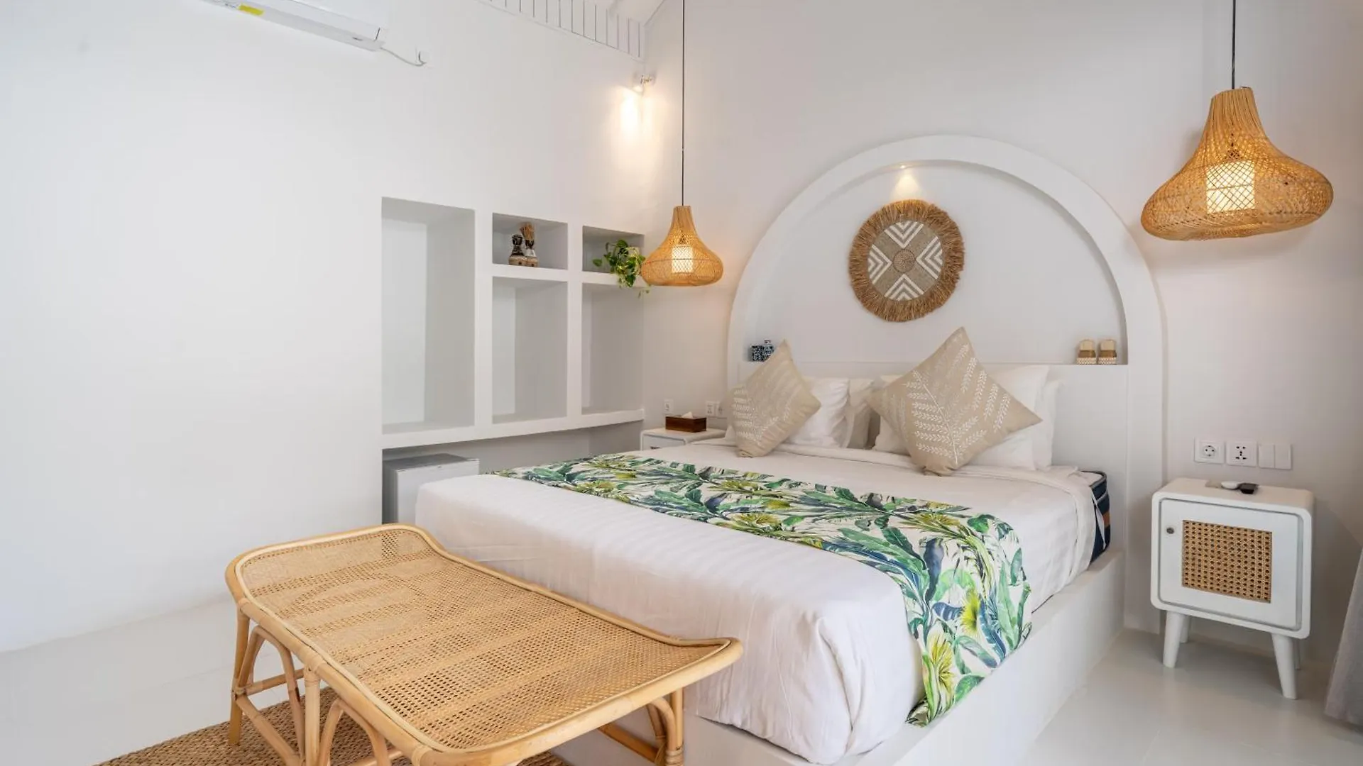 The Hepburn Stylish Single Room Guesthouse With Shared Pool 900M From Seminyak Beach