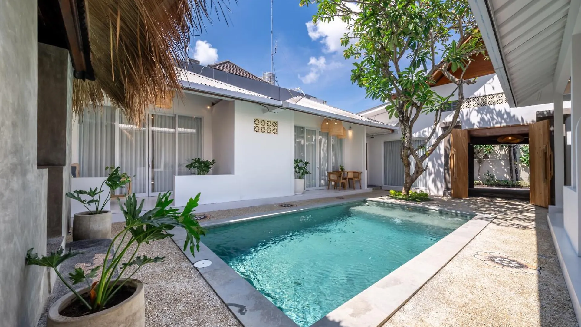 The Hepburn Stylish Single Room Guesthouse With Shared Pool 900M From Seminyak Beach Seminyak (Bali)