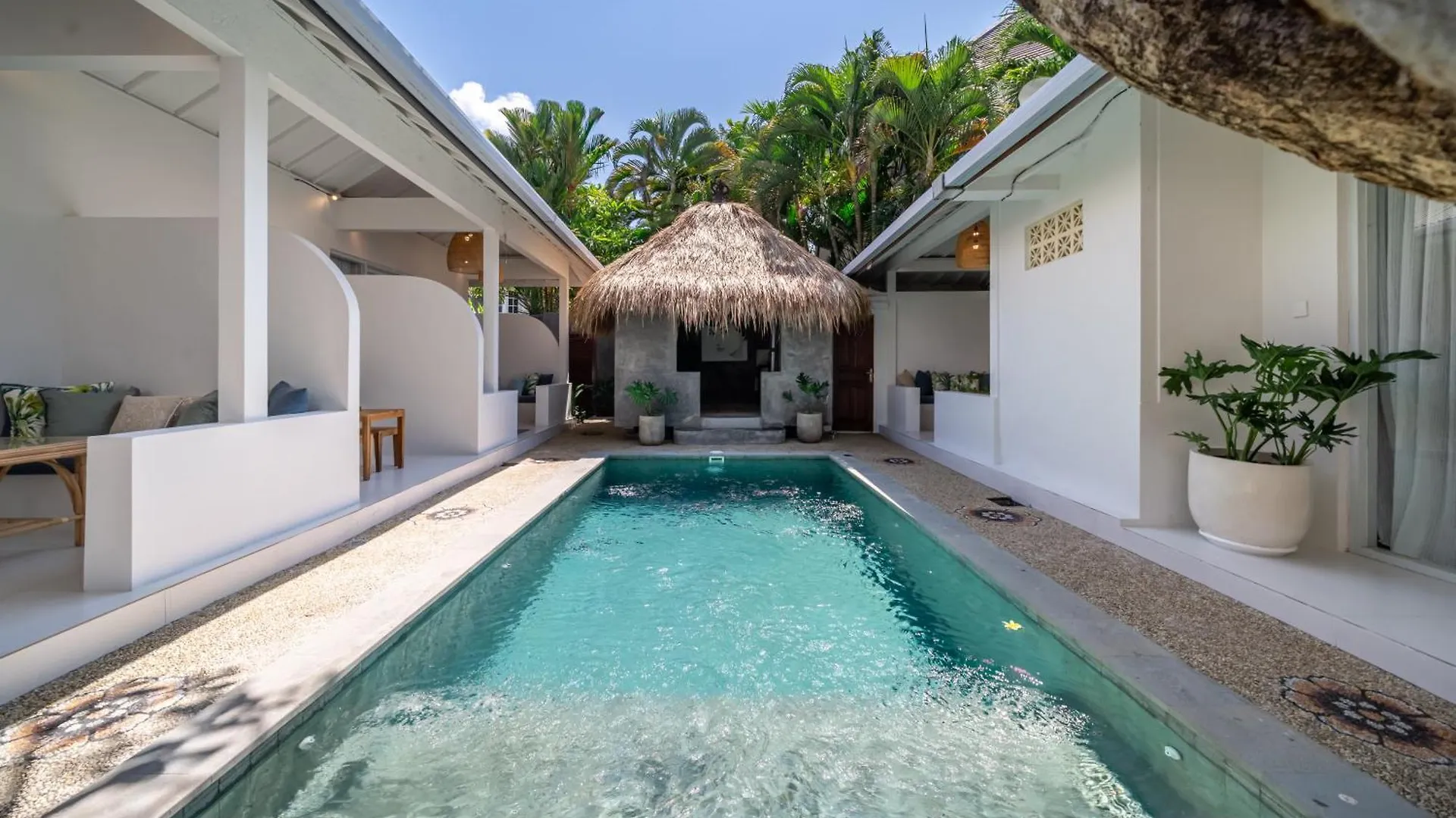 The Hepburn Stylish Single Room Guesthouse With Shared Pool 900M From Seminyak Beach