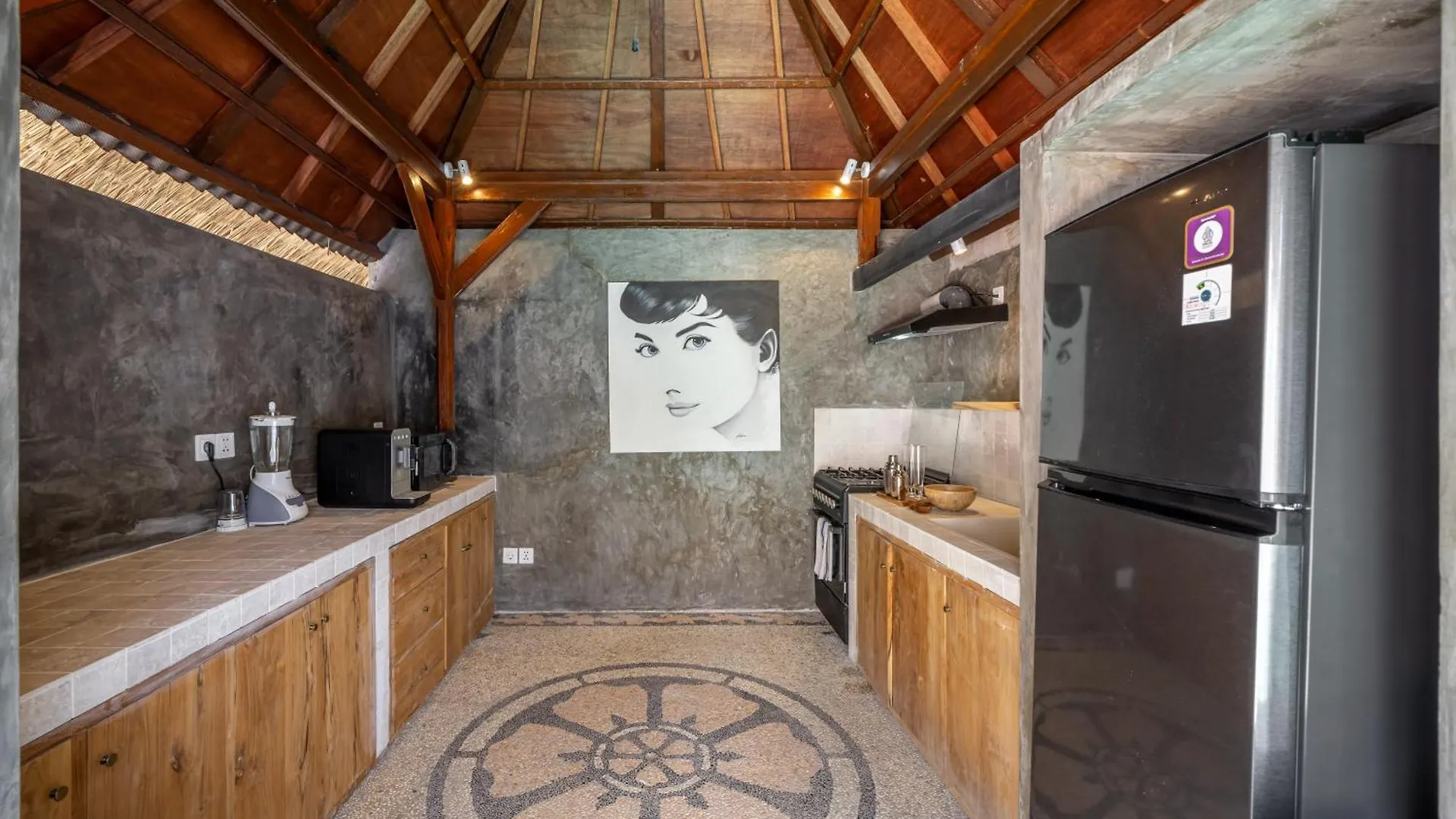 The Hepburn Stylish Single Room Guesthouse With Shared Pool 900M From Seminyak Beach Guest house