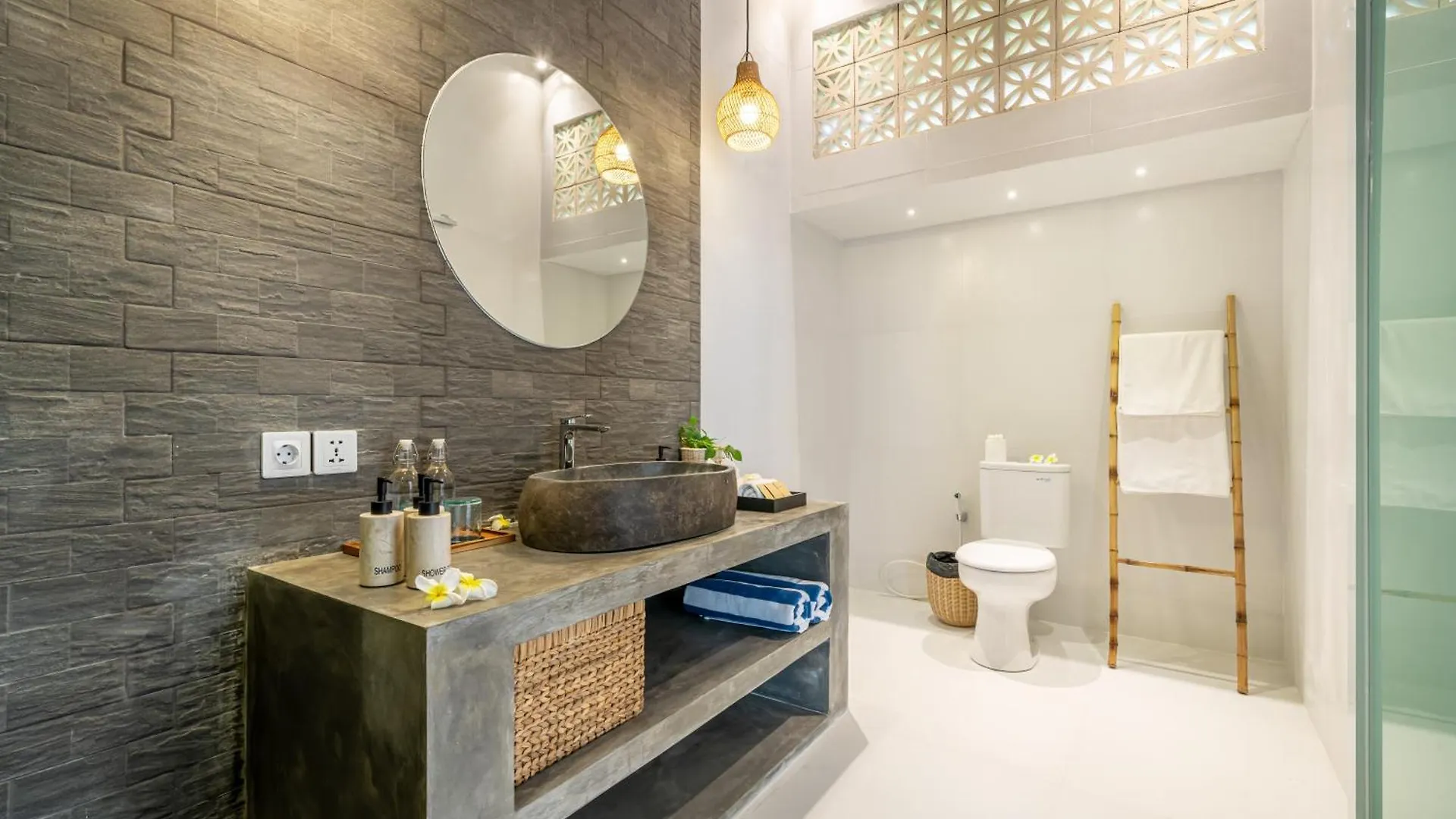 The Hepburn Stylish Single Room Guesthouse With Shared Pool 900M From Seminyak Beach Guest house Seminyak (Bali)