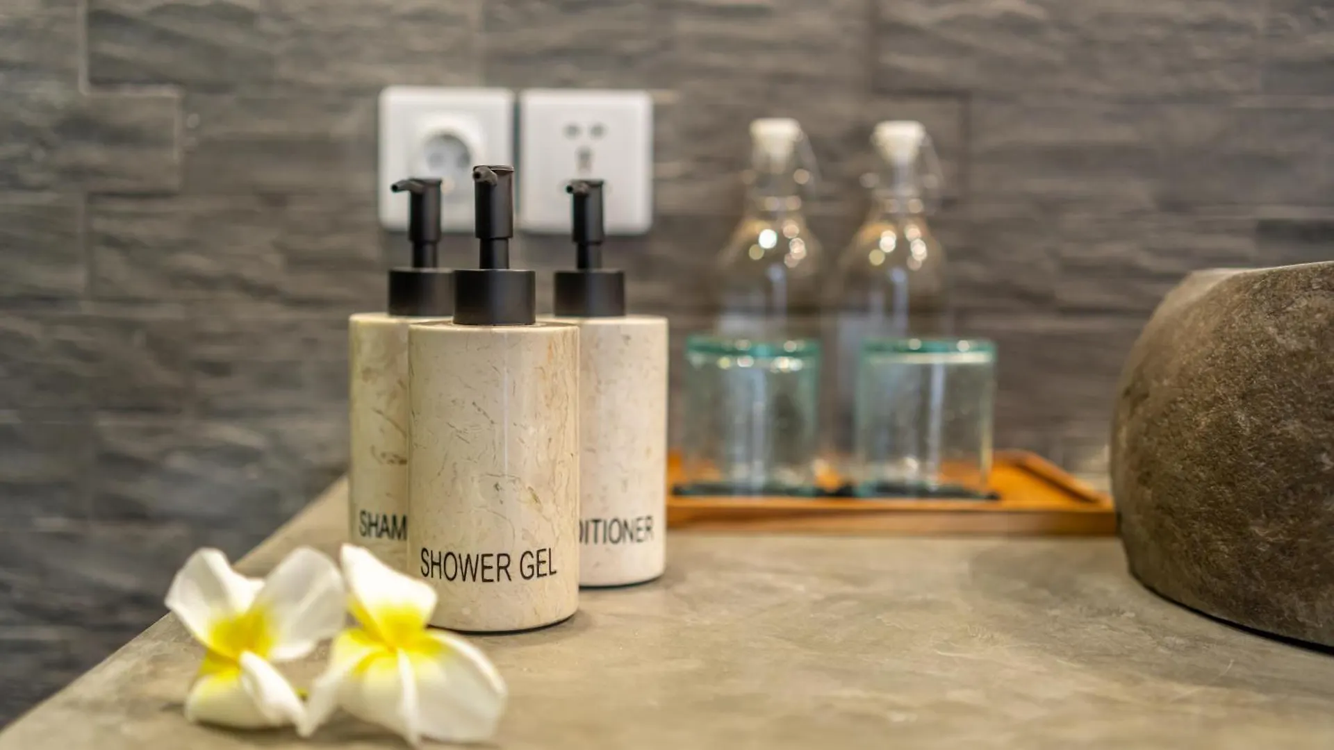 The Hepburn Stylish Single Room Guesthouse With Shared Pool 900M From Seminyak Beach