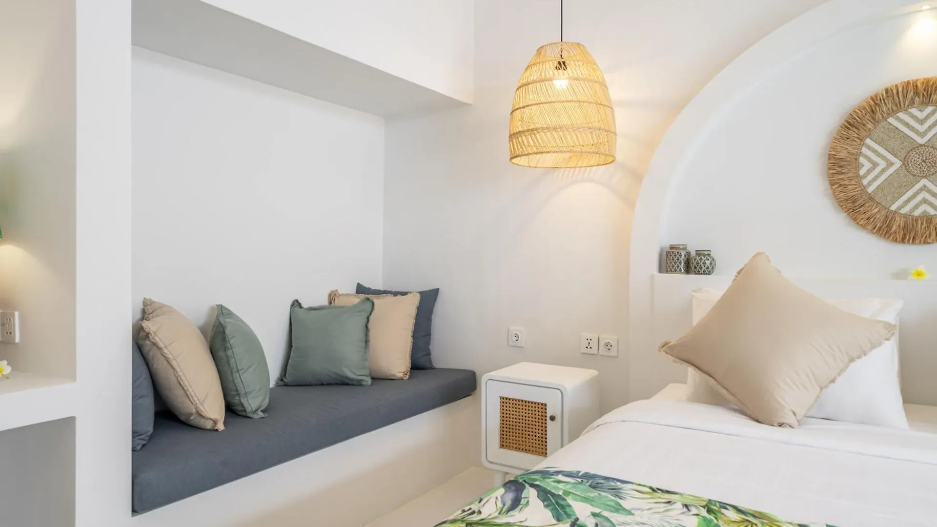 The Hepburn Stylish Single Room Guesthouse With Shared Pool 900M From Seminyak Beach Indonesia