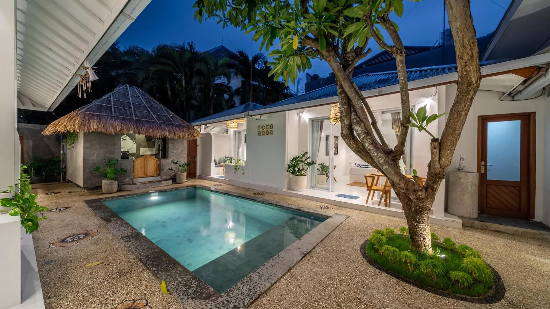 The Hepburn Stylish Single Room Guesthouse With Shared Pool 900M From Seminyak Beach