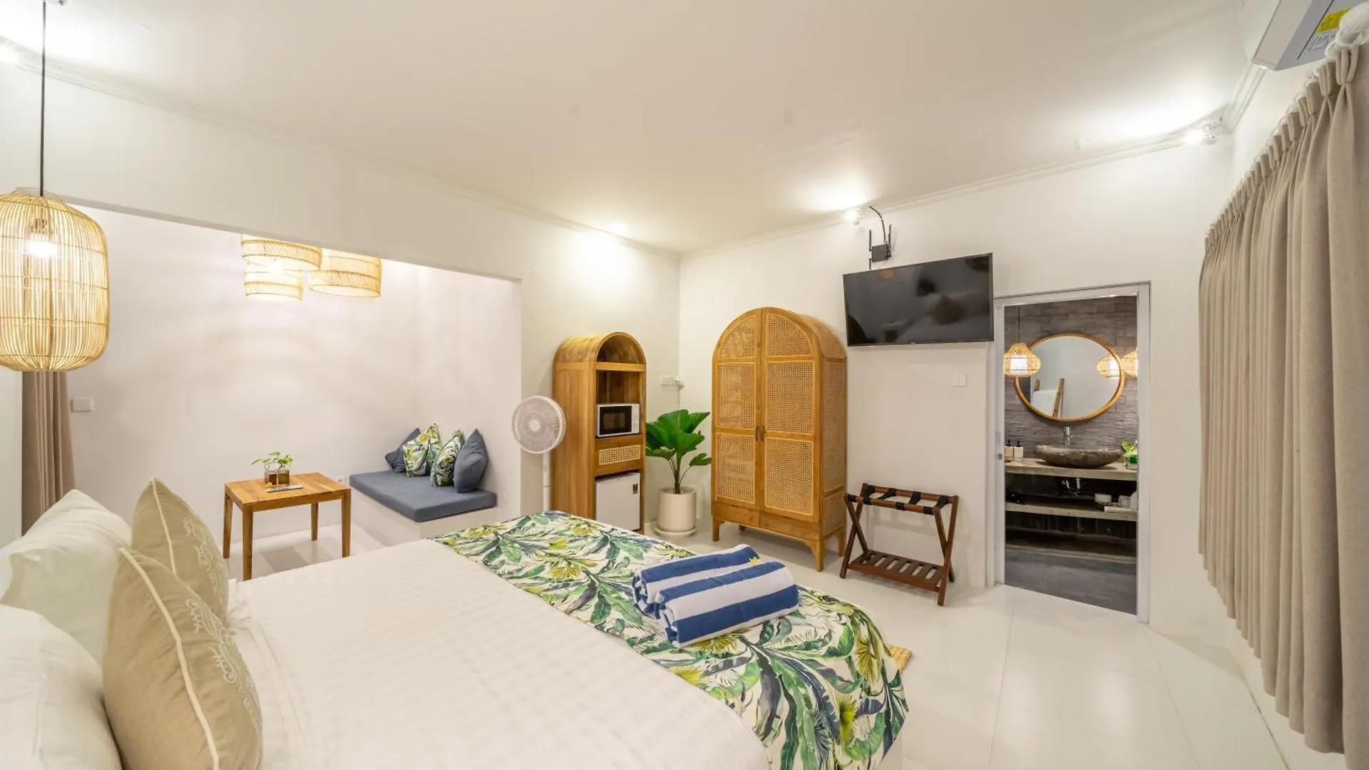 The Hepburn Stylish Single Room Guesthouse With Shared Pool 900M From Seminyak Beach Gæstehus