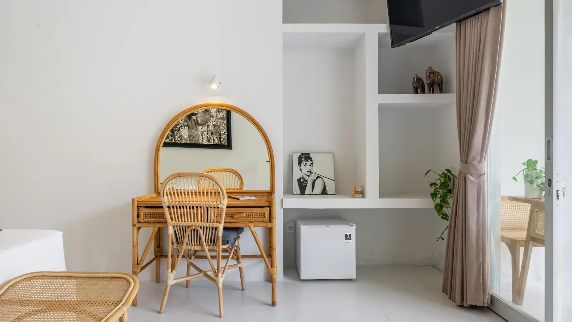 The Hepburn Stylish Single Room Guesthouse With Shared Pool 900M From Seminyak Beach Gæstehus