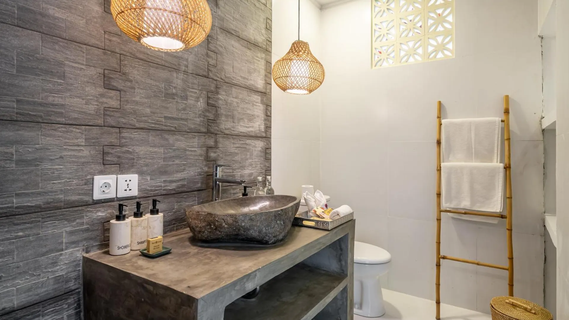 The Hepburn Stylish Single Room Guesthouse With Shared Pool 900M From Seminyak Beach Indonesien