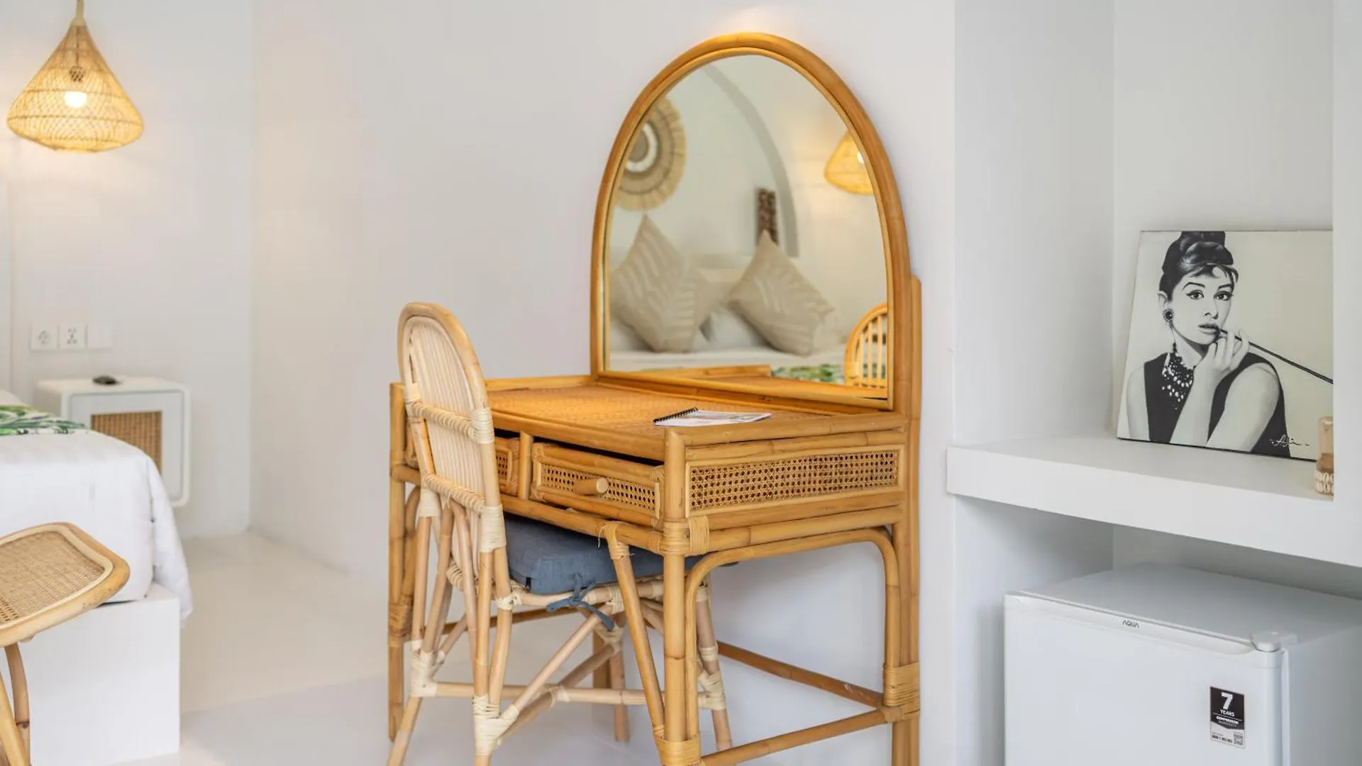 The Hepburn Stylish Single Room Guesthouse With Shared Pool 900M From Seminyak Beach